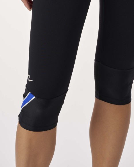 Pantalon pirata color negro y azul fluor linea spinning ActiveMotion