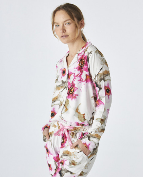 Pijama de mujer de algodón en color blanco con flores estampadas