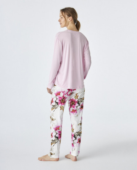 Pijama de mujer de tejifdo modal en color rosa con flores