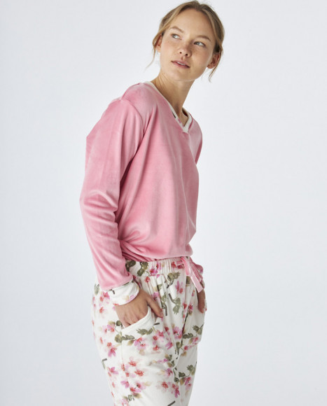 Pijama de mujer de terciopelo en color rosa y estampado floral