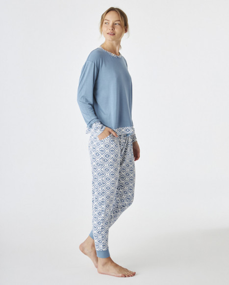 Pijama de mujer de tejido modall de color azul estampado