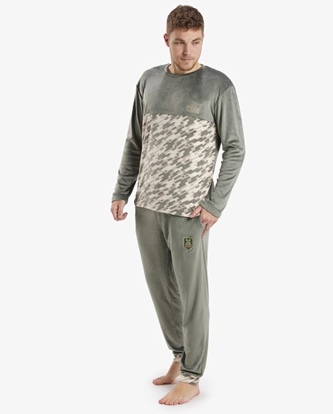 Pijama hombre de terciopelo combinado caqui y estampado militar glam
